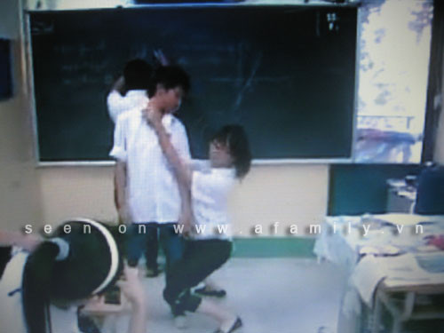 Những màn uốn éo phản cảm diễn ra ngay trong lớp học.