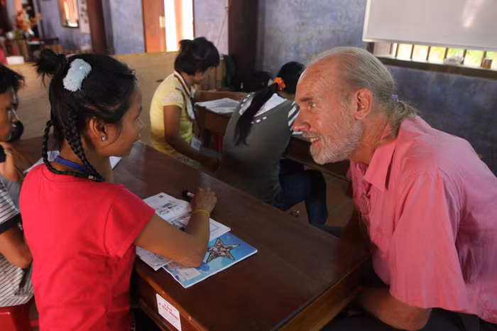 Những ngày đầu, Nelson phải tự mò mẫm học những từ cơ bản của tiếng Việt rồi chuyển ngữ sang tiếng Anh dạy cho các em. Cứ từ chiều thứ 2 đến thứ 6 hàng tuần, lớp học tiếng Anh đặc biệt lại vang lên rộn ràng cả một ngách phố.