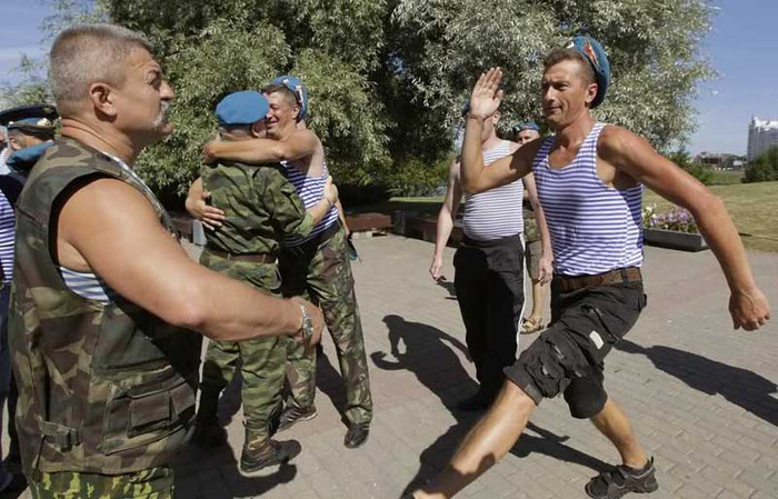 Lính "Mũ nồi xanh" trong lễ kỷ niệm Ngày lực lượng nhảy dù Nga. Lính "Mũ nồi xanh" trong lễ kỷ niệm Ngày lực lượng nhảy dù Nga.