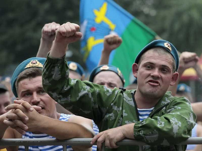 Lính "Mũ nồi xanh" trong lễ kỷ niệm Ngày lực lượng nhảy dù Nga. Lính "Mũ nồi xanh" trong lễ kỷ niệm Ngày lực lượng nhảy dù Nga.