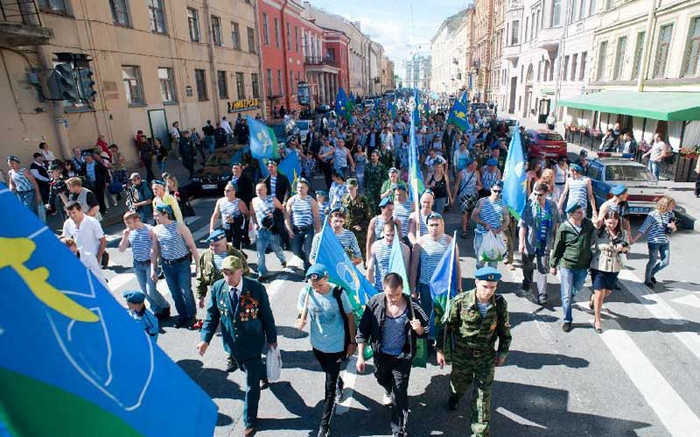 Lính "Mũ nồi xanh" trong lễ kỷ niệm Ngày lực lượng nhảy dù Nga. Lính "Mũ nồi xanh" trong lễ kỷ niệm Ngày lực lượng nhảy dù Nga.