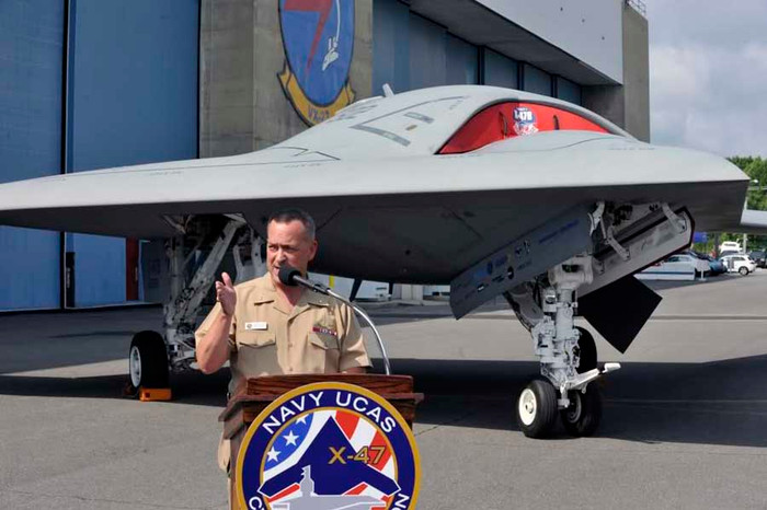 Máy bay không người lái X-47B chuẩn bị cho chuyến bay thử nghiệm tại căn cứ hải quân Patuxent River trước khi đưa lên sử dụng trên tàu sân bay.