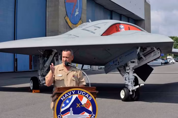 Máy bay không người lái X-47B chuẩn bị cho chuyến bay thử nghiệm tại căn cứ hải quân Patuxent River trước khi đưa lên sử dụng trên tàu sân bay.