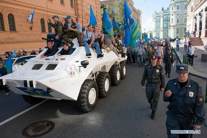 Các binh sĩ được vinh danh trong tất cả các công viên thành phố. Các binh sĩ được vinh danh trong tất cả các công viên thành phố.