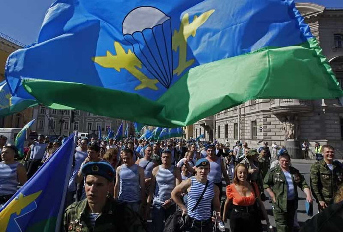 Lính "Mũ nồi xanh" trong lễ kỷ niệm Ngày lực lượng nhảy dù Nga. Lính "Mũ nồi xanh" trong lễ kỷ niệm Ngày lực lượng nhảy dù Nga.