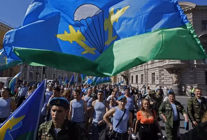 Lính "Mũ nồi xanh" trong lễ kỷ niệm Ngày lực lượng nhảy dù Nga.