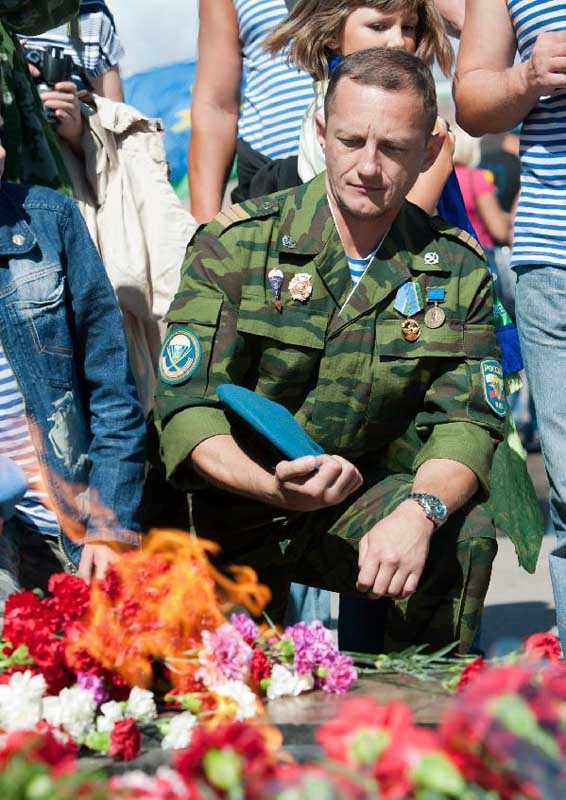 Lính "Mũ nồi xanh" trong lễ kỷ niệm Ngày lực lượng nhảy dù Nga. Lính "Mũ nồi xanh" trong lễ kỷ niệm Ngày lực lượng nhảy dù Nga.