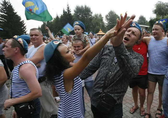 Lính "Mũ nồi xanh" trong lễ kỷ niệm Ngày lực lượng nhảy dù Nga. Lính "Mũ nồi xanh" trong lễ kỷ niệm Ngày lực lượng nhảy dù Nga.