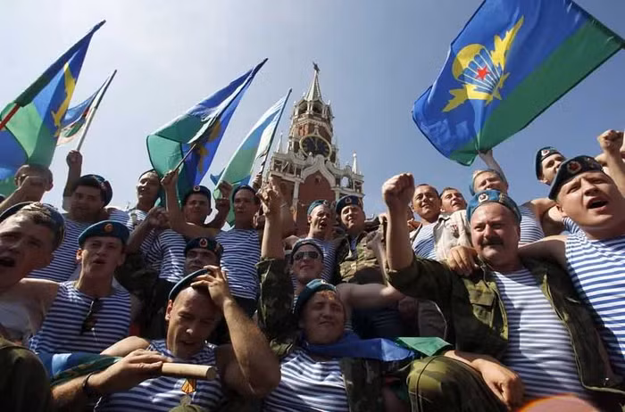 Lính "Mũ nồi xanh" trong lễ kỷ niệm Ngày lực lượng nhảy dù Nga.