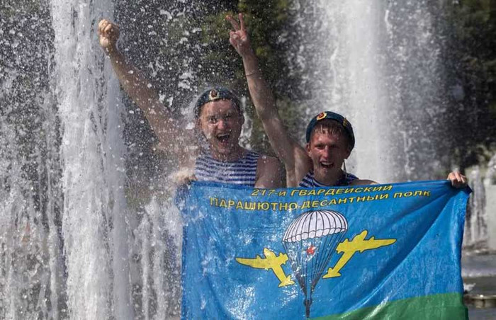 Lính "Mũ nồi xanh" được tắm trong những đài phun nước tại lễ kỷ niệm. Lính "Mũ nồi xanh" được tắm trong những đài phun nước tại lễ kỷ niệm.