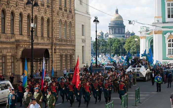 Lính "Mũ nồi xanh" trong lễ kỷ niệm Ngày lực lượng nhảy dù Nga. Lính "Mũ nồi xanh" trong lễ kỷ niệm Ngày lực lượng nhảy dù Nga.