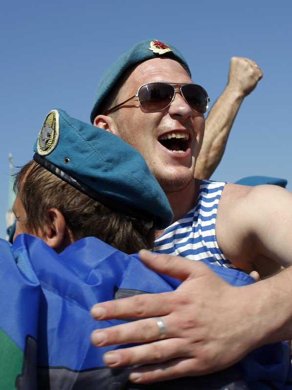 Lính "Mũ nồi xanh" trong lễ kỷ niệm Ngày lực lượng nhảy dù Nga. Lính "Mũ nồi xanh" trong lễ kỷ niệm Ngày lực lượng nhảy dù Nga.