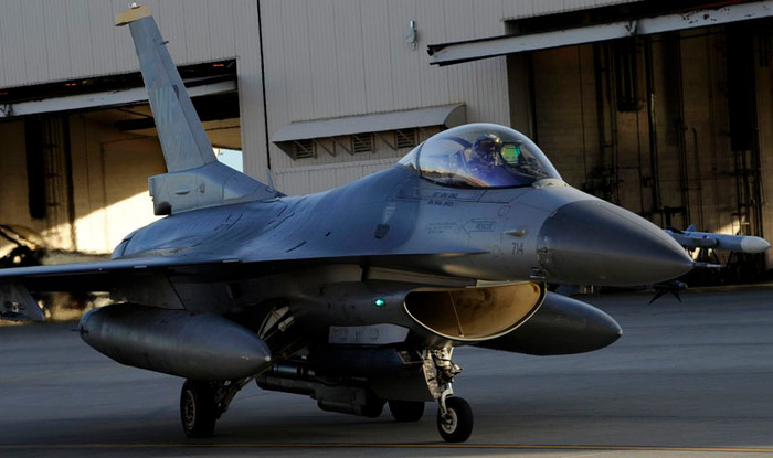 Alaska (3/10): Các tiêm kích F-16 đang chuẩn bị được chuyển đến phi đội máy bay chiến đấu 35, căn cứ không quân Kunsan, Hàn Quốc ngày 03/10 tại căn cứ Không quân Eielson, Alaska. Alaska (3/10): Các tiêm kích F-16 đang chuẩn bị được chuyển đến phi đội máy bay chiến đấu 35, căn cứ không quân Kunsan, Hàn Quốc ngày 03/10 tại căn cứ Không quân Eielson, Alaska.