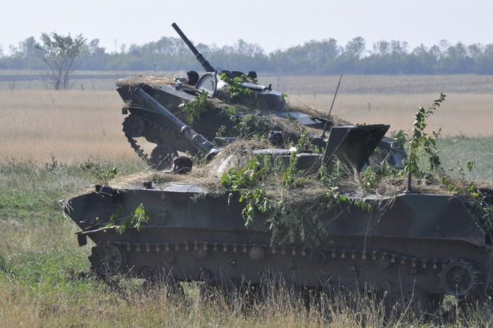 Hình ảnh tại cuộc tập trận CETATEA 2012. Từ ngày 1 đến 5/10/2012 vừa qua, hơn 500 quân nhân cùng các trang thiết bị vũ khí - khí tài của quân đội Moldova đã tham gia vào một cuộc tập trận bắn đạn thật mang tên “CETATEA 2012”. Địa điểm của cuộc diễn tập là bãi huấn luyện Bulboaca. Hình ảnh tại cuộc tập trận CETATEA 2012. Từ ngày 1 đến 5/10/2012 vừa qua, hơn 500 quân nhân cùng các trang thiết bị vũ khí - khí tài của quân đội Moldova đã tham gia vào một cuộc tập trận bắn đạn thật mang tên “CETATEA 2012”. Địa điểm của cuộc diễn tập là bãi huấn luyện Bulboaca.