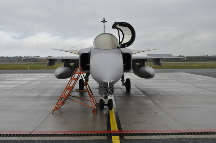 Hình ảnh tiêm kích JAS-39 Gripen của Không quân Séc tại một căn cư Không quân Estonia. Hình ảnh tiêm kích JAS-39 Gripen của Không quân Séc tại một căn cư Không quân Estonia.