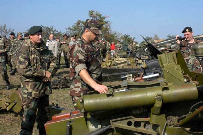 Hình ảnh tại cuộc tập trận CETATEA 2012. Từ ngày 1 đến 5/10/2012 vừa qua, hơn 500 quân nhân cùng các trang thiết bị vũ khí - khí tài của quân đội Moldova đã tham gia vào một cuộc tập trận bắn đạn thật mang tên “CETATEA 2012”. Địa điểm của cuộc diễn tập là bãi huấn luyện Bulboaca. Hình ảnh tại cuộc tập trận CETATEA 2012. Từ ngày 1 đến 5/10/2012 vừa qua, hơn 500 quân nhân cùng các trang thiết bị vũ khí - khí tài của quân đội Moldova đã tham gia vào một cuộc tập trận bắn đạn thật mang tên “CETATEA 2012”. Địa điểm của cuộc diễn tập là bãi huấn luyện Bulboaca.