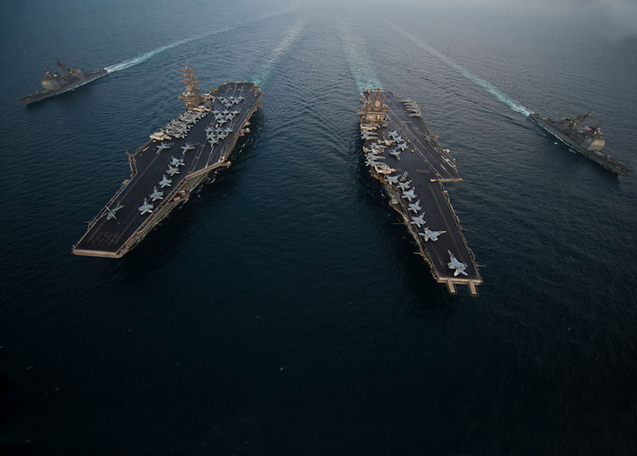 Tàu sân bay USS Enterprise (CVN 65), tàu sân bay USS Dwight D. Eisenhower (CVN 69), tuần đương hạm tên lửa USS Vicksburg (CG 69) và khu trục hạm USS Hue City (CG 66) thuộc hạm đội 5, hải quân Hoa Kỳ trong một cuộc tập trận. Tàu sân bay USS Enterprise (CVN 65), tàu sân bay USS Dwight D. Eisenhower (CVN 69), tuần đương hạm tên lửa USS Vicksburg (CG 69) và khu trục hạm USS Hue City (CG 66) thuộc hạm đội 5, hải quân Hoa Kỳ trong một cuộc tập trận.