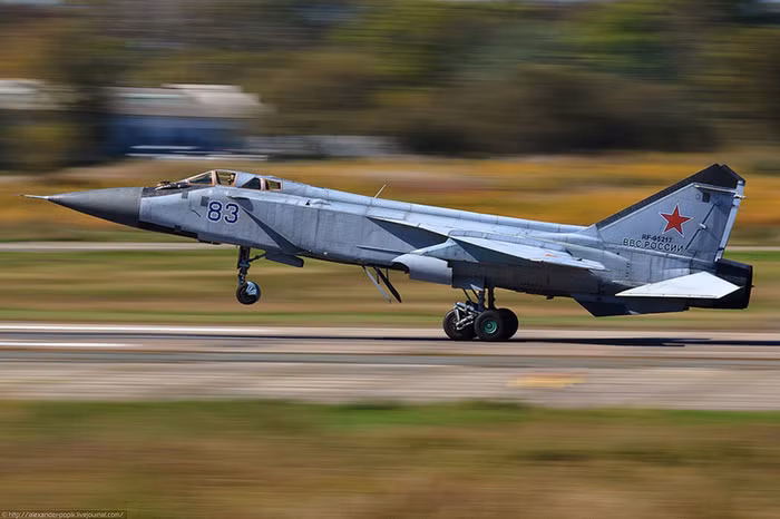 Máy bay chiến đấu nâng cấp Su-27SM, tiêm kích đánh chặn MiG-31 thuộc Phi đội Tiêm kích số 4 thuộc Trung đoàn Tiêm kích 22 bay huấn luyện tại căn cứ Không quân 6983 ở Tsentralnaya Uglovaya, Khabarovsk, Viễn Đông, Nga.