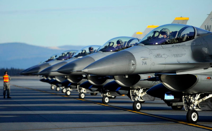 Alaska (3/10): Các tiêm kích F-16 đang chuẩn bị được chuyển đến phi đội máy bay chiến đấu 35, căn cứ không quân Kunsan, Hàn Quốc ngày 03/10 tại căn cứ Không quân Eielson, Alaska. Alaska (3/10): Các tiêm kích F-16 đang chuẩn bị được chuyển đến phi đội máy bay chiến đấu 35, căn cứ không quân Kunsan, Hàn Quốc ngày 03/10 tại căn cứ Không quân Eielson, Alaska.