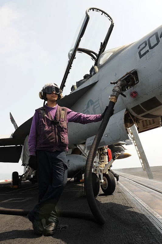 Tiếp nhiên liệu cho tiêm kích F/A-18F Super Hornet thuộc Phi đội máy bay chiến đấu 103 trên tàu sân bay USS Dwight D. Eisenhower (CVN 69). Tiếp nhiên liệu cho tiêm kích F/A-18F Super Hornet thuộc Phi đội máy bay chiến đấu 103 trên tàu sân bay USS Dwight D. Eisenhower (CVN 69).