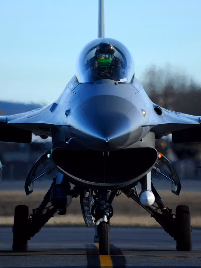 Alaska (3/10): Các tiêm kích F-16 đang chuẩn bị được chuyển đến phi đội máy bay chiến đấu 35, căn cứ không quân Kunsan, Hàn Quốc ngày 03/10 tại căn cứ Không quân Eielson, Alaska.