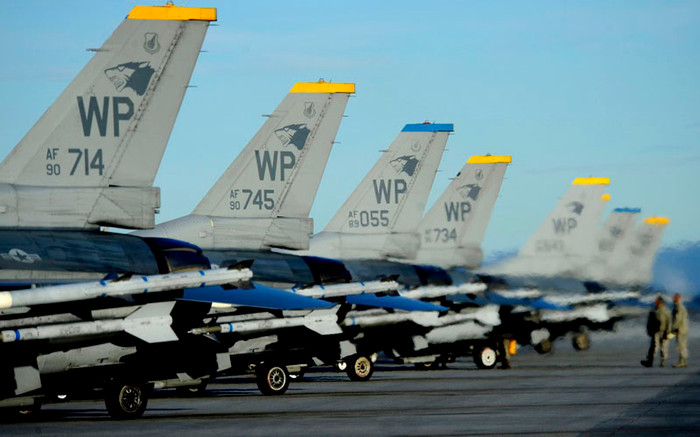 Alaska (3/10): Các tiêm kích F-16 đang chuẩn bị được chuyển đến phi đội máy bay chiến đấu 35, căn cứ không quân Kunsan, Hàn Quốc ngày 03/10 tại căn cứ Không quân Eielson, Alaska. Alaska (3/10): Các tiêm kích F-16 đang chuẩn bị được chuyển đến phi đội máy bay chiến đấu 35, căn cứ không quân Kunsan, Hàn Quốc ngày 03/10 tại căn cứ Không quân Eielson, Alaska.