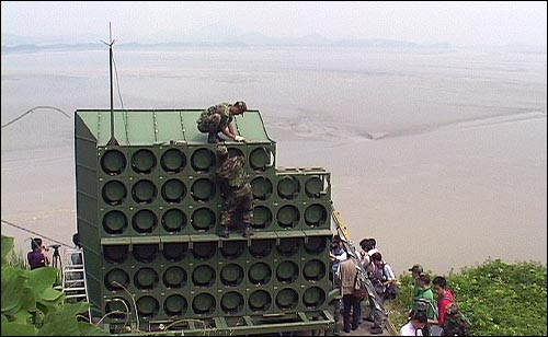 Dù bị dọa bắn vỡ nhiều lần những những dàn loa có thể phát xa 12 km này vẫn kiên trì hoạt động trong suốt thời gian qua Dù bị dọa bắn vỡ nhiều lần những những dàn loa có thể phát xa 12 km này vẫn kiên trì hoạt động trong suốt thời gian qua