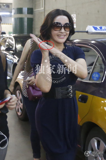 Lưu Hiểu Khánh hạnh phúc khoe nhẫn cưới