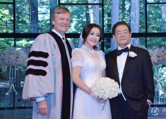 Lưu Hiểu Khánh và chồng trong đám cưới tại Mỹ hôm 20/8