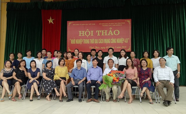Lãnh đạo Trường Trung học phổ thông Tam Dương II cùng toàn thể các cán bộ, giáo viên nhà trường chụp ảnh lưu niệm cùng Giáo sư Nguyễn Lân Dũng. Ảnh: Minh Chí. Lãnh đạo Trường Trung học phổ thông Tam Dương II cùng toàn thể các cán bộ, giáo viên nhà trường chụp ảnh lưu niệm cùng Giáo sư Nguyễn Lân Dũng. Ảnh: Minh Chí.
