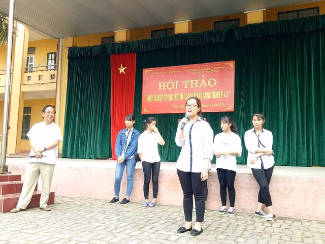 Trong phần giao lưu với Giáo sư Nguyễn Lân Dũng đã có rất nhiều học sinh mạnh dạn xung phong lên sân khấu thi kể chuyện về những tấm gương vượt khó. Ảnh: Minh Chí.