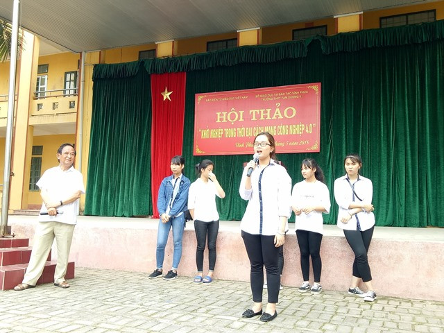 Trong phần giao lưu với Giáo sư Nguyễn Lân Dũng đã có rất nhiều học sinh mạnh dạn xung phong lên sân khấu thi kể chuyện về những tấm gương vượt khó. Ảnh: Minh Chí. Trong phần giao lưu với Giáo sư Nguyễn Lân Dũng đã có rất nhiều học sinh mạnh dạn xung phong lên sân khấu thi kể chuyện về những tấm gương vượt khó. Ảnh: Minh Chí.