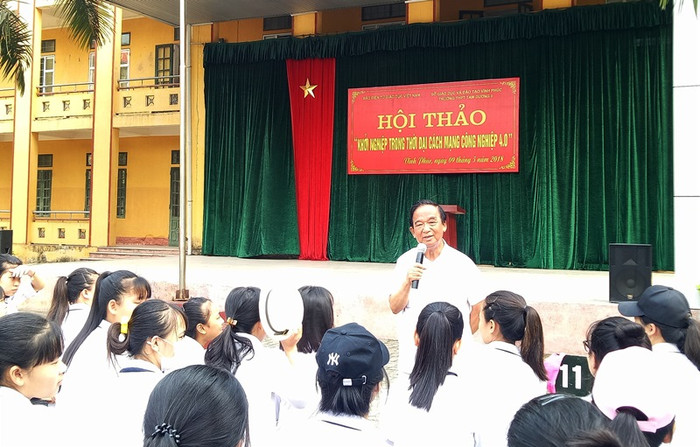 Giáo sư, Nhà giáo nhân dân Nguyễn Lân Dũng rất gần gũi với các em học sinh khi truyền cảm hứng khởi nghiệp cho các em. Ảnh: Minh Chí. Giáo sư, Nhà giáo nhân dân Nguyễn Lân Dũng rất gần gũi với các em học sinh khi truyền cảm hứng khởi nghiệp cho các em. Ảnh: Minh Chí.