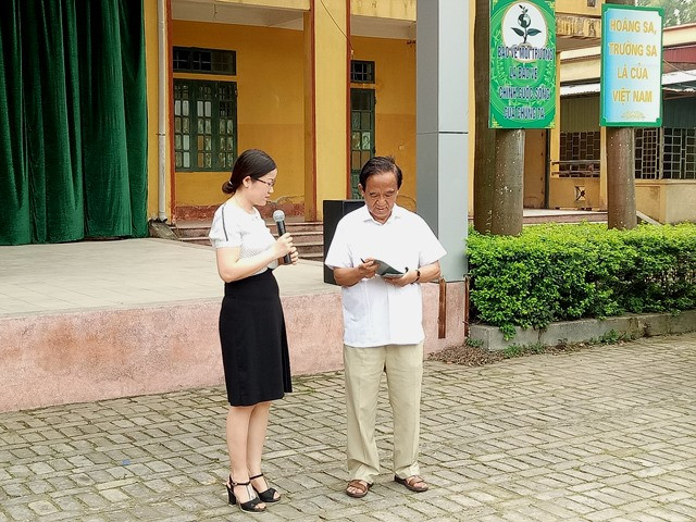 Giáo sư Nguyễn Lân Dũng tặng sách vở cho các giáo viên và học sinh Trường Trung học phổ thông Tam Dương II. Ảnh: Minh Chí. Giáo sư Nguyễn Lân Dũng tặng sách vở cho các giáo viên và học sinh Trường Trung học phổ thông Tam Dương II. Ảnh: Minh Chí.