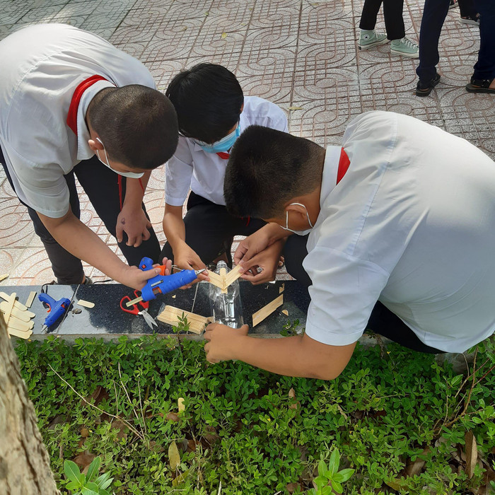 Học sinh say mê thiết kế tên lửa tại gian hàng Vật lý