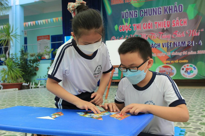 Trò chơi “Ghép tranh đoán tên sách” gây bất ngờ, lôi cuốn học sinh hào hứng tham gia - Ảnh TA Trò chơi “Ghép tranh đoán tên sách” gây bất ngờ, lôi cuốn học sinh hào hứng tham gia - Ảnh TA