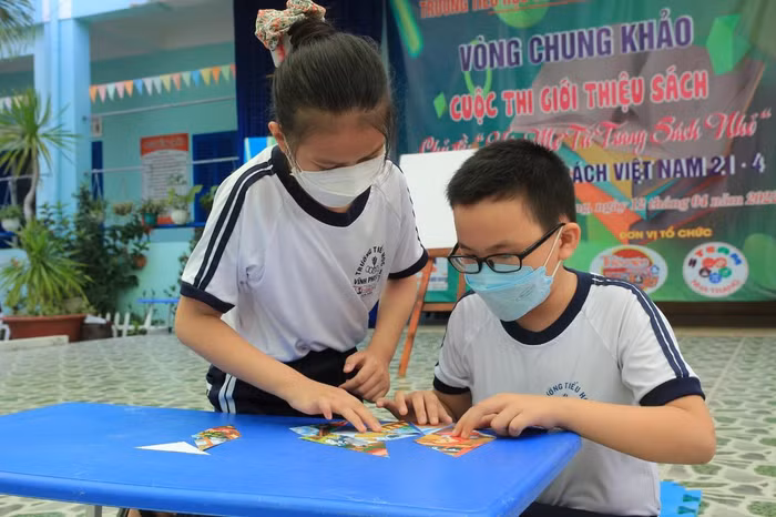 Trò chơi “Ghép tranh đoán tên sách” gây bất ngờ, lôi cuốn học sinh hào hứng tham gia - Ảnh TA Trò chơi “Ghép tranh đoán tên sách” gây bất ngờ, lôi cuốn học sinh hào hứng tham gia - Ảnh TA