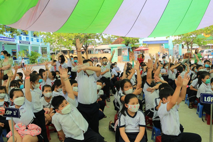 Học sinh hào hứng tham gia giao lưu cùng Nhà báo, nhà văn Lê Đức Dương - Ảnh TA Học sinh hào hứng tham gia giao lưu cùng Nhà báo, nhà văn Lê Đức Dương - Ảnh TA