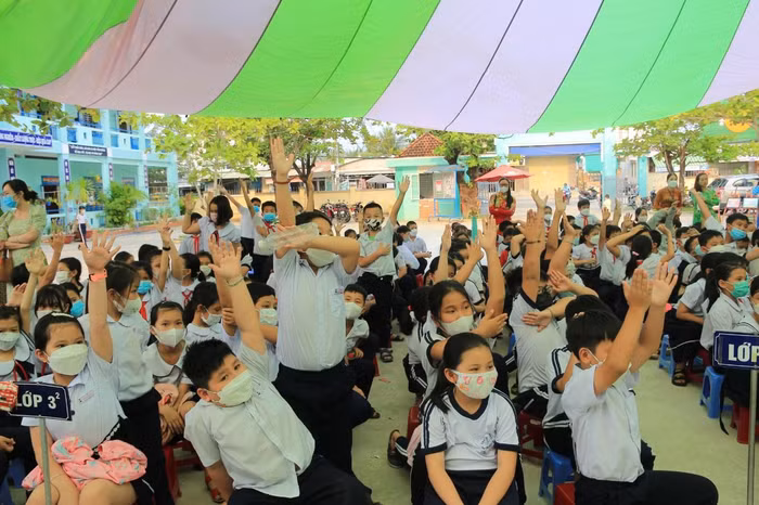 Học sinh hào hứng tham gia giao lưu cùng Nhà báo, nhà văn Lê Đức Dương - Ảnh TA Học sinh hào hứng tham gia giao lưu cùng Nhà báo, nhà văn Lê Đức Dương - Ảnh TA