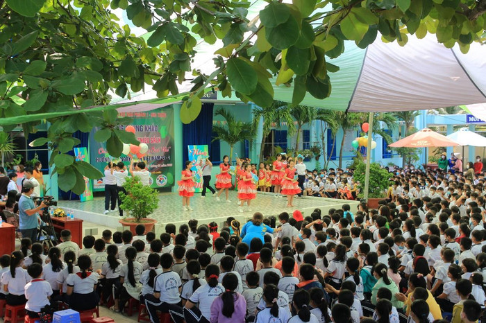 Những tiết mục văn nghệ “cây nhà lá vườn” đã tạo hứng thú cho học sinh tham gia hoạt động - Ảnh TA Những tiết mục văn nghệ “cây nhà lá vườn” đã tạo hứng thú cho học sinh tham gia hoạt động - Ảnh TA