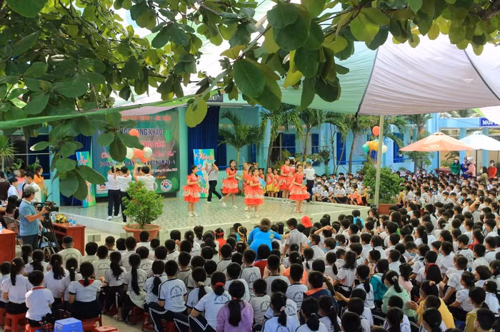 Những tiết mục văn nghệ “cây nhà lá vườn” đã tạo hứng thú cho học sinh tham gia hoạt động - Ảnh TA Những tiết mục văn nghệ “cây nhà lá vườn” đã tạo hứng thú cho học sinh tham gia hoạt động - Ảnh TA