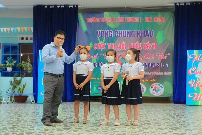 Nhà báo, nhà văn Lê Đức Dương giao lưu với học sinh – Ảnh TA Nhà báo, nhà văn Lê Đức Dương giao lưu với học sinh – Ảnh TA