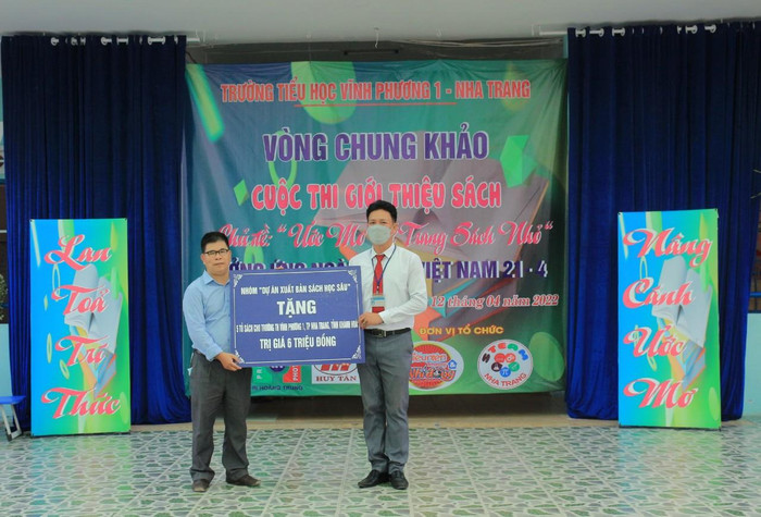 Nhà báo Lê Đức Dương thay mặt “Dự án xuất bản sách Học sâu” tặng 5 tủ sách từ lớp 1 đến lớp 5 cho Trường Tiểu học Vĩnh Phương 1 - Ảnh TA Nhà báo Lê Đức Dương thay mặt “Dự án xuất bản sách Học sâu” tặng 5 tủ sách từ lớp 1 đến lớp 5 cho Trường Tiểu học Vĩnh Phương 1 - Ảnh TA