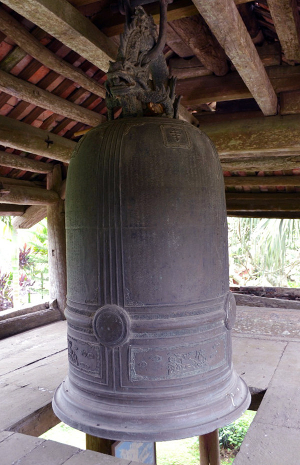 Sự việc cứ thế diễn ra, người dân Đông Lỗ sống trong cảnh sợ hãi triền miên. Bỗng vào một đêm, trong làng Đông Lỗ lúc đó có một người thanh niên tên Huỳnh Huệ nằm mộng thấy thần thổ công hiện lên báo mộng chỉ cho cách dẹp yêu ma về phá phách. "Bảo bối" đó chính là tiếng chuông của quả chuông cổ xưa có trong chùa Viên Đình. Từ đó, hàng ngày tiếng chuông cổ xưa trong chùa vang lên đều đặn đã khiến bọn yêu ma sợ hãi bỏ chạy không dám quay lại quấy nhiễu. - Ảnh: Bùi Hiền. Sự việc cứ thế diễn ra, người dân Đông Lỗ sống trong cảnh sợ hãi triền miên. Bỗng vào một đêm, trong làng Đông Lỗ lúc đó có một người thanh niên tên Huỳnh Huệ nằm mộng thấy thần thổ công hiện lên báo mộng chỉ cho cách dẹp yêu ma về phá phách. "Bảo bối" đó chính là tiếng chuông của quả chuông cổ xưa có trong chùa Viên Đình. Từ đó, hàng ngày tiếng chuông cổ xưa trong chùa vang lên đều đặn đã khiến bọn yêu ma sợ hãi bỏ chạy không dám quay lại quấy nhiễu. - Ảnh: Bùi Hiền.