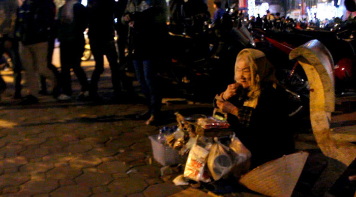 Cụ bà mù lòa bán hàng rong ven Hồ Gươm Cụ bà mù lòa bán hàng rong ven Hồ Gươm