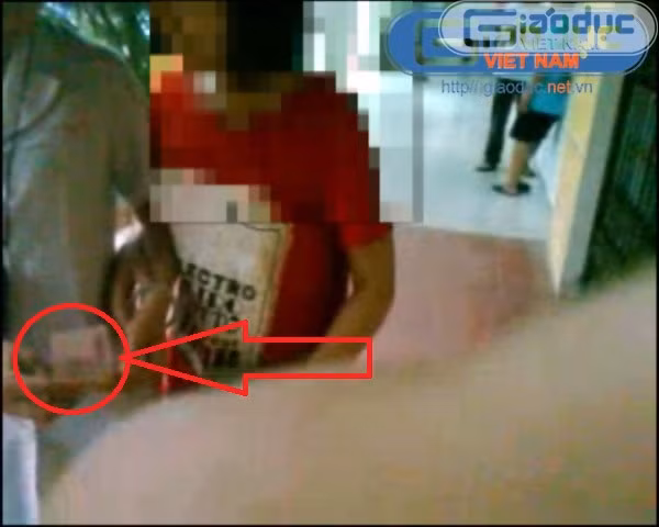 Vị bác sĩ T. ở Bệnh viện Đa khoa Hà Đông nhận tiền "cám ơn" của người đi khám sức khỏe rất "hồn nhiên".