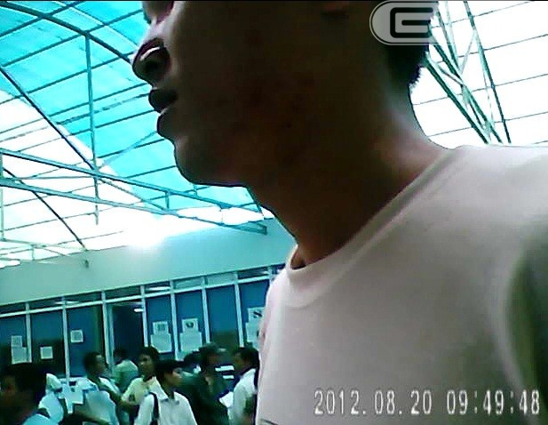 Anh thanh niên này đi tìm nơi đóng... dấu mà phải đi suốt từ sáng sớm vẫn chưa xong Anh thanh niên này đi tìm nơi đóng... dấu mà phải đi suốt từ sáng sớm vẫn chưa xong