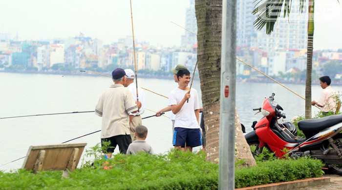 Đi "xẻ thịt" Hồ Tây vui như... đi hội ! Đi "xẻ thịt" Hồ Tây vui như... đi hội !