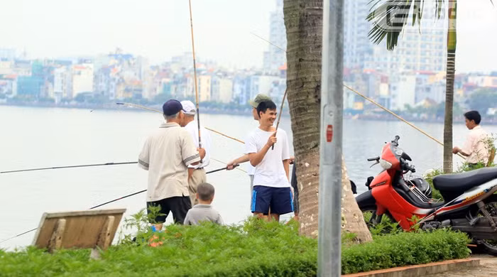 Đi "xẻ thịt" Hồ Tây vui như... đi hội !