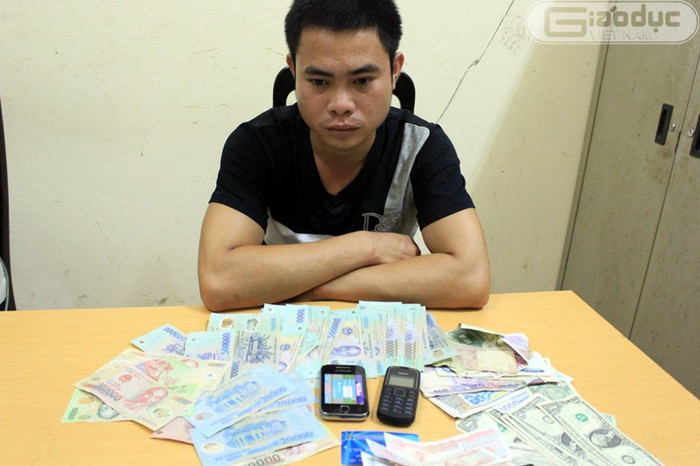 Đối tượng Lương Việt Dương tại cơ quan điều tra cùng tang vật Đối tượng Lương Việt Dương tại cơ quan điều tra cùng tang vật